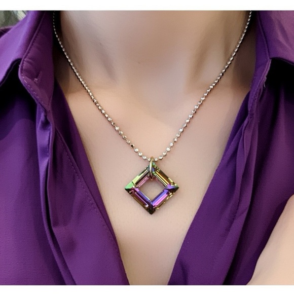 Jewelry - Beautiful Iridescent Necklace